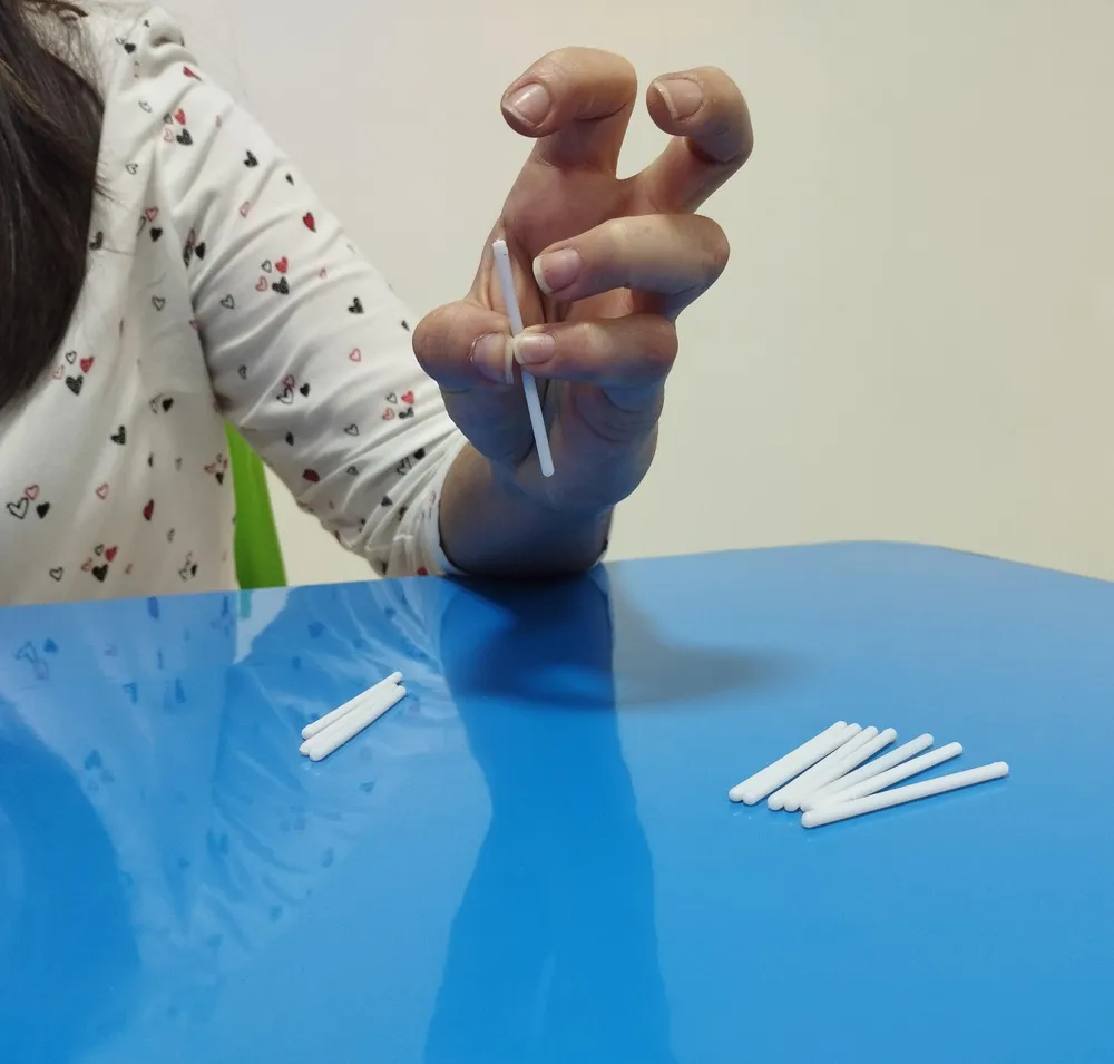 Ejercicio terapéutico de motricidad fina con la mano